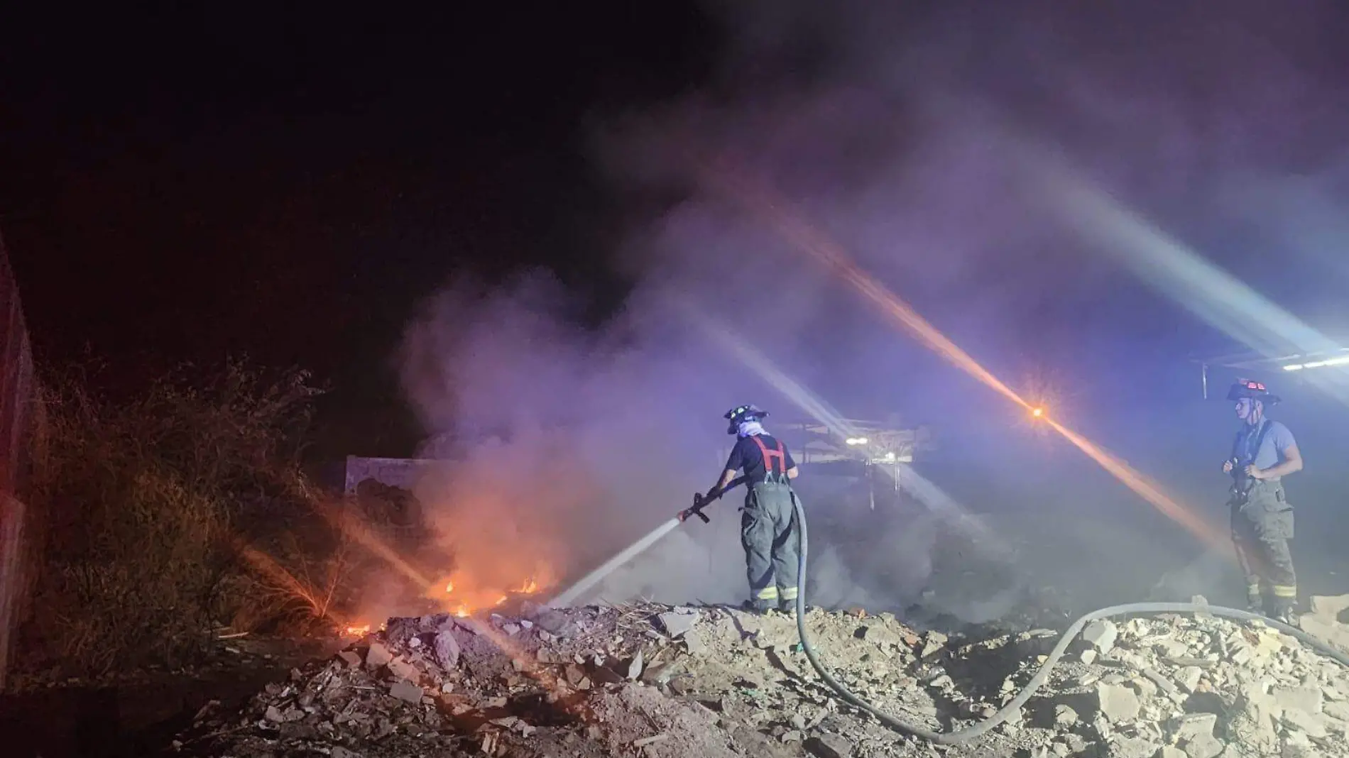 Montículo de basura ardió hoy en la madrugada por Carretera del Valle y  callejón Libertad, por lo que los Bomberos Voluntarios acudieron para  apagar las llamas.